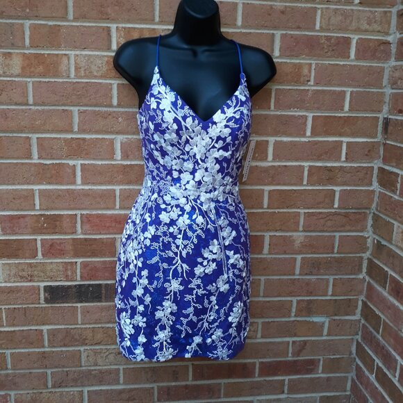 Holiday, Prom, Homecoming Short Cocktail Dress with Floral Appliques - Size: 4 - Picture 3 of 16